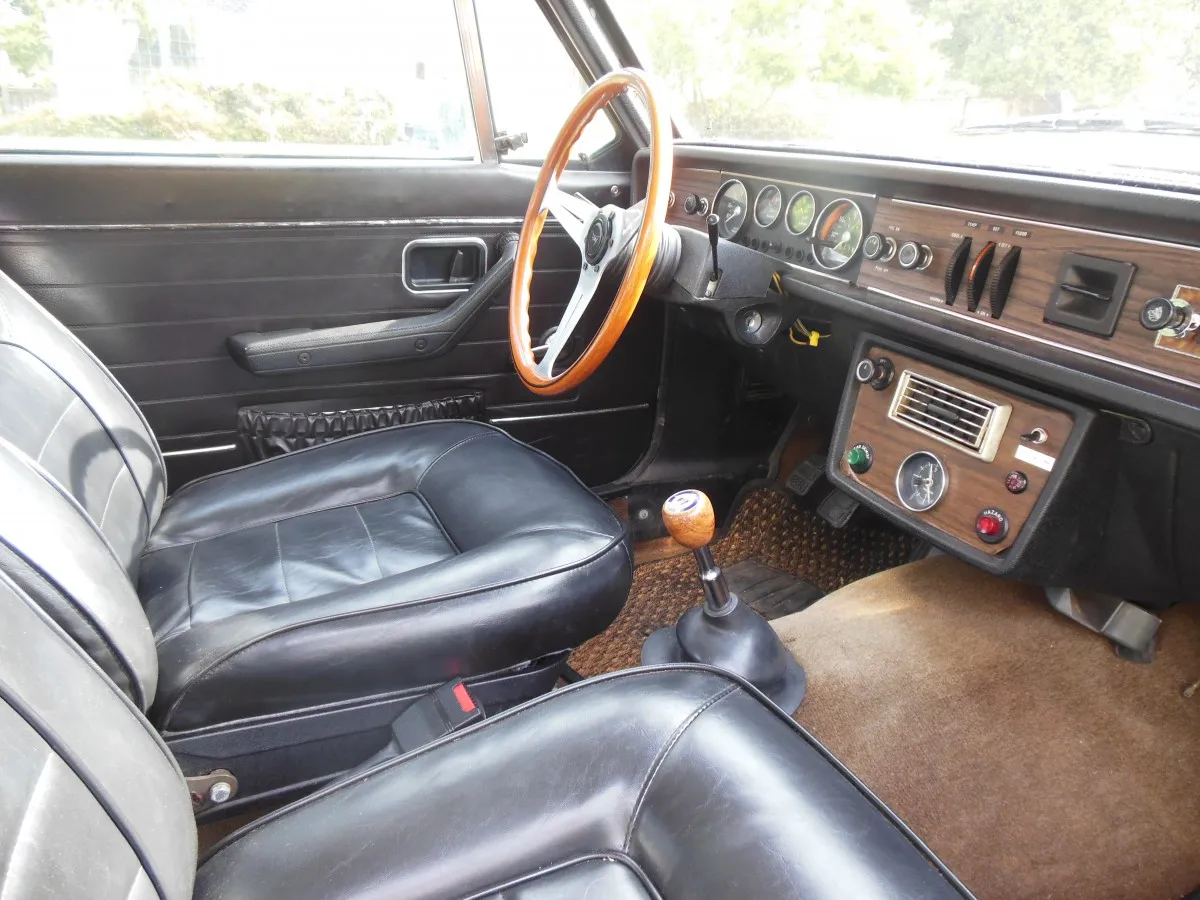 Volvo-142-interior