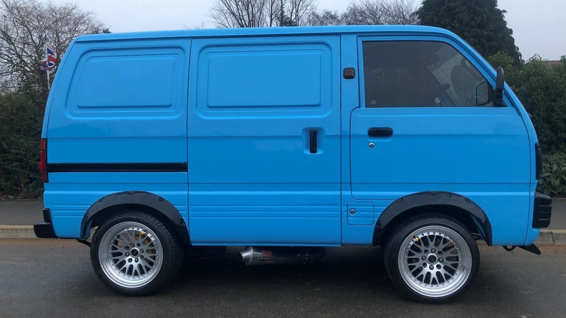 The Mighty Mite: Unveiling the Suzuki Carry Van插图3
