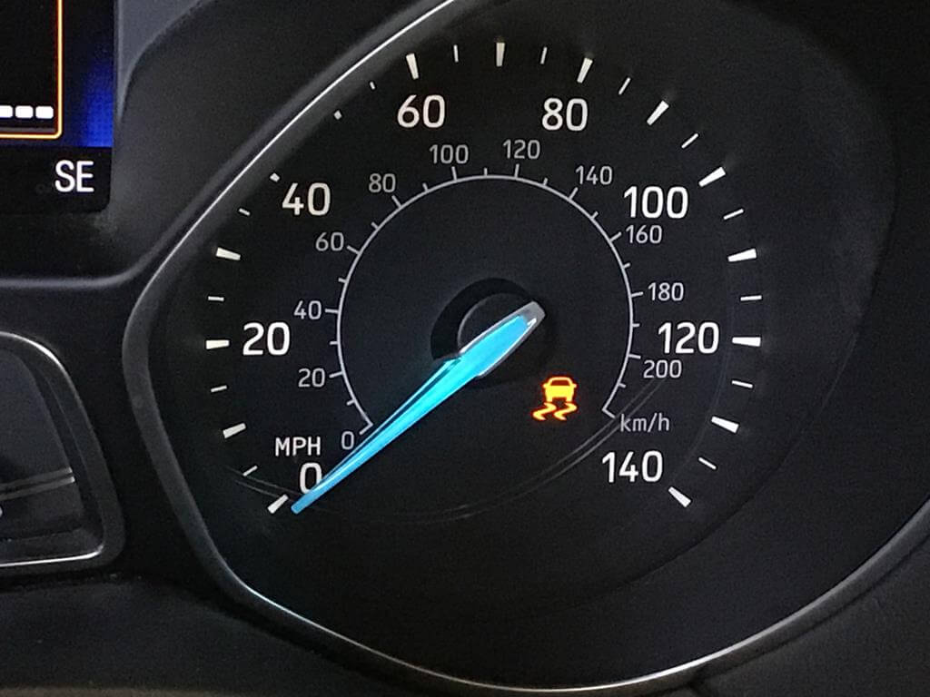 Don’t Lose Your Grip: Understanding Your Car’s Traction Light插图4