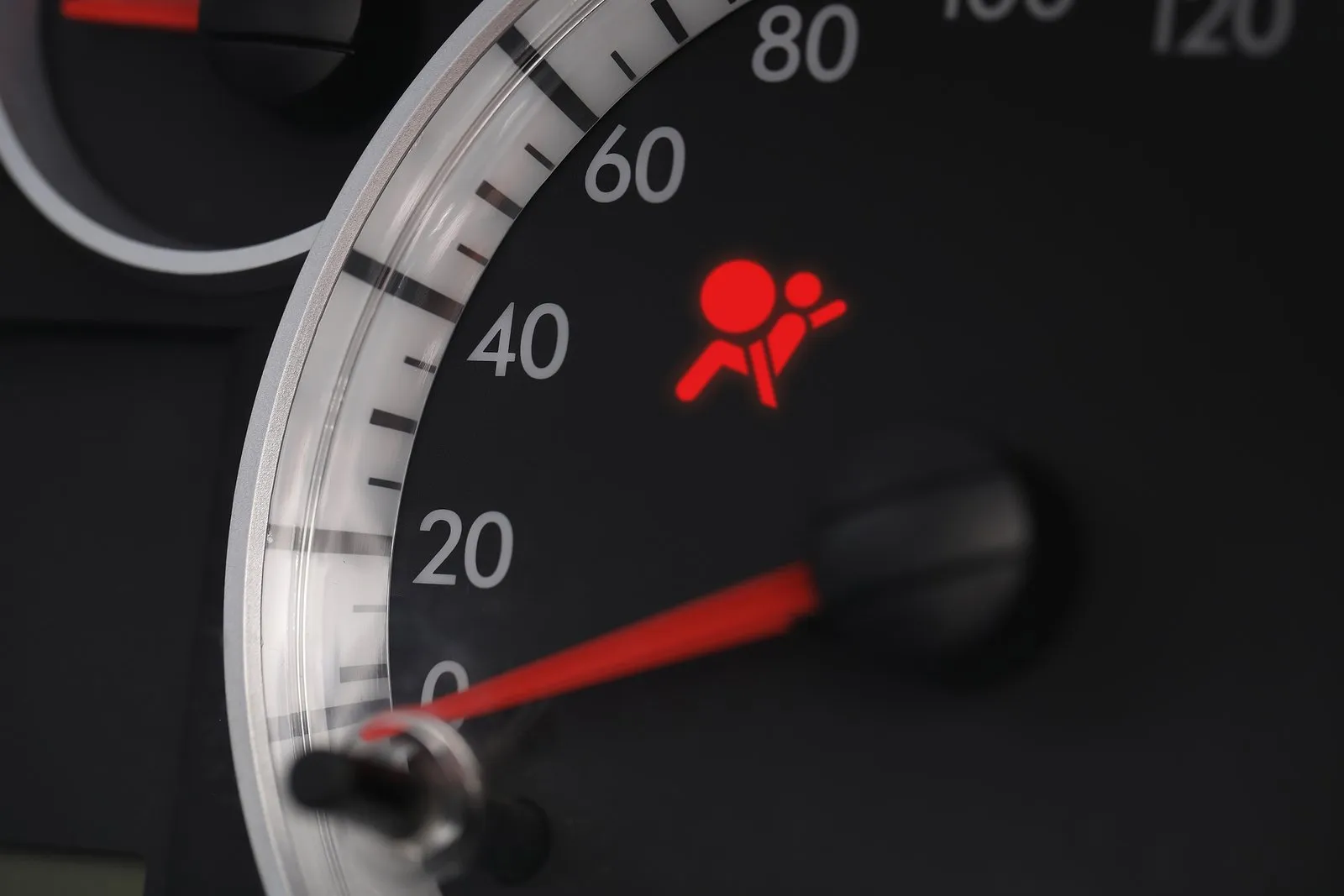 Don’t Ignore It: Understanding Your Car’s Airbag Warning Light插图