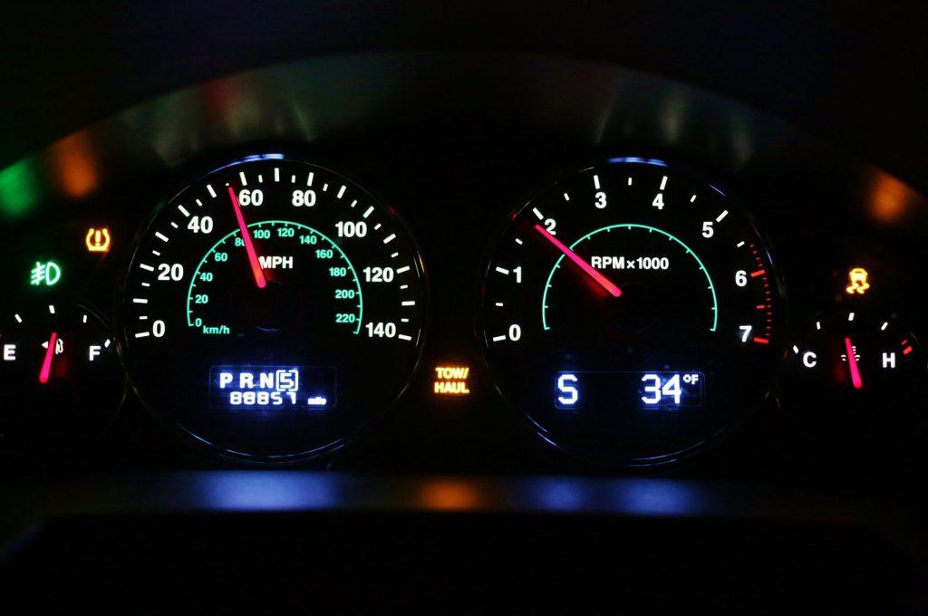 Demystifying the Red Blinking Light: Your Car’s Silent Guardian插图