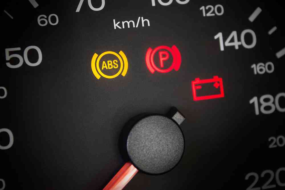 Traction Control Light & Car Jerking: Understanding & Fix插图3
