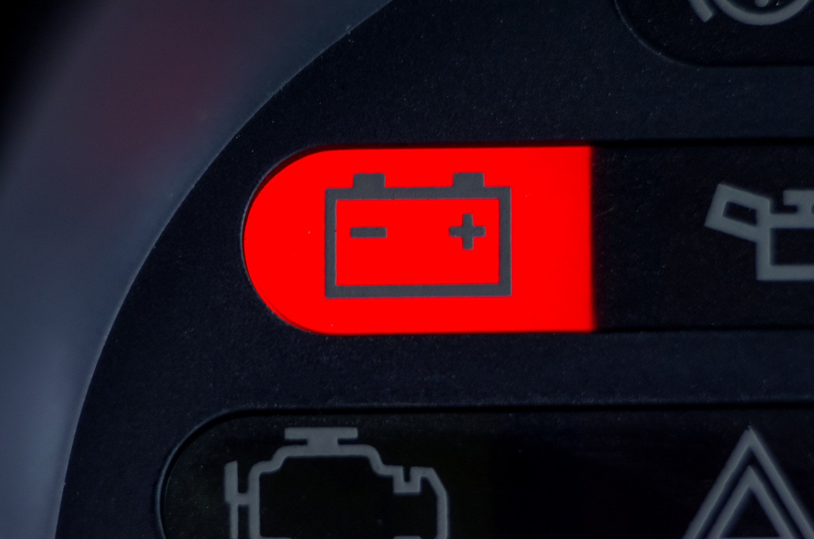 Understanding Your Car’s Red Battery Light插图1