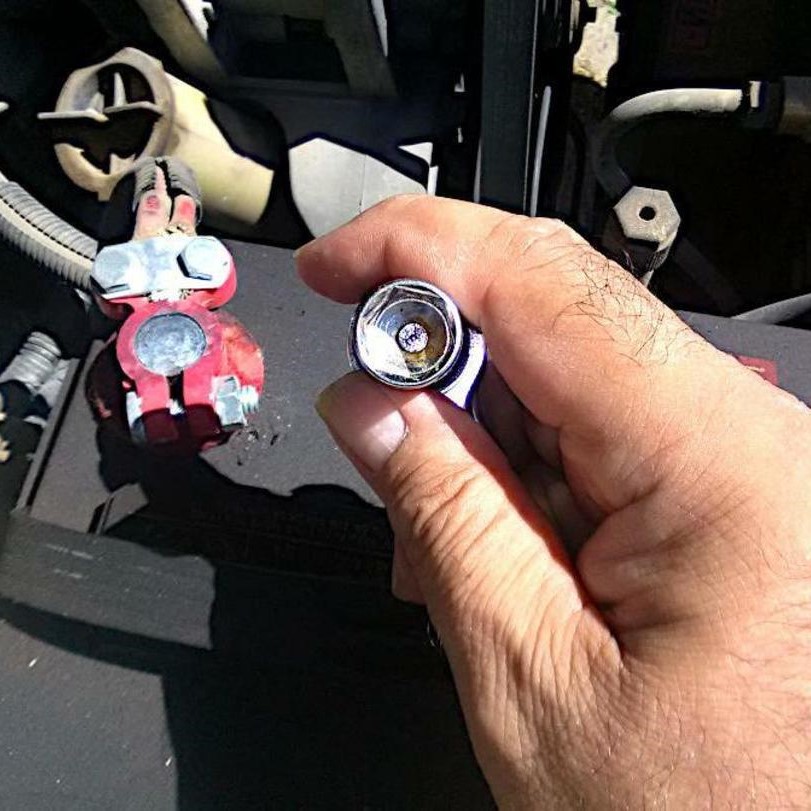 disconnect car battery